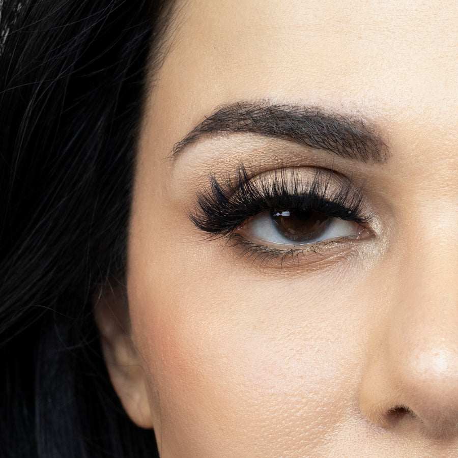 Suntarah Beauty 3D Faux Mink False Strip Eyelash in Style F-109. Close up picture of young woman wearing lash looking straight ahead.